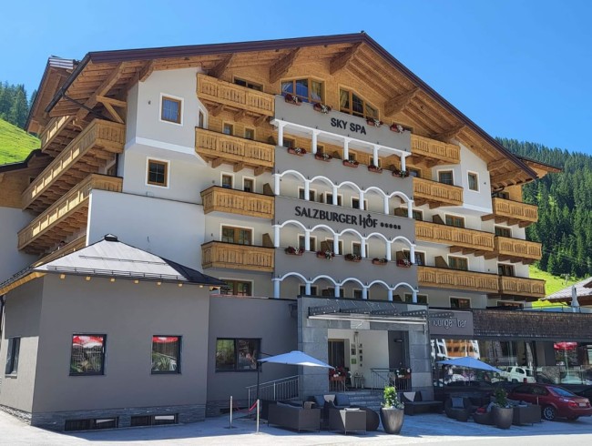 Hotel Salzburgerhof mit der neuen Fassade durch MF1 Malerei