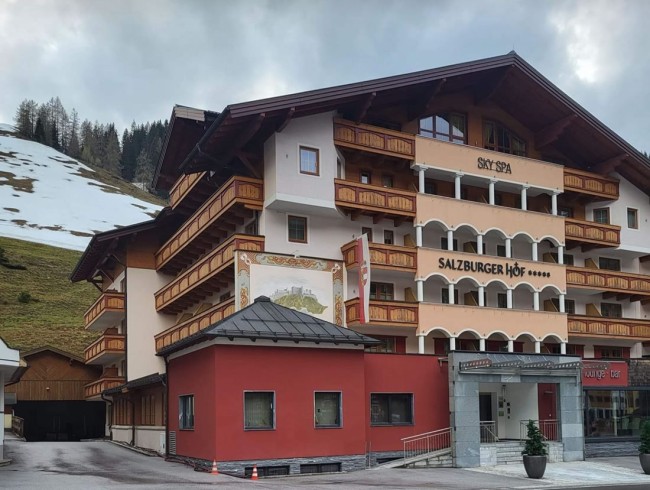 Hotel Salzburgerhof vor der neuen Fassade durch MF1 Malerei
